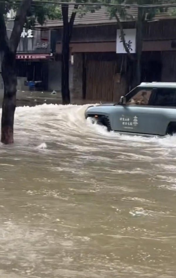 天宇优配 珠海一司机被指台风天当街驾车造浪 商家：水浪冲碎店铺玻璃 警方：已传唤司机